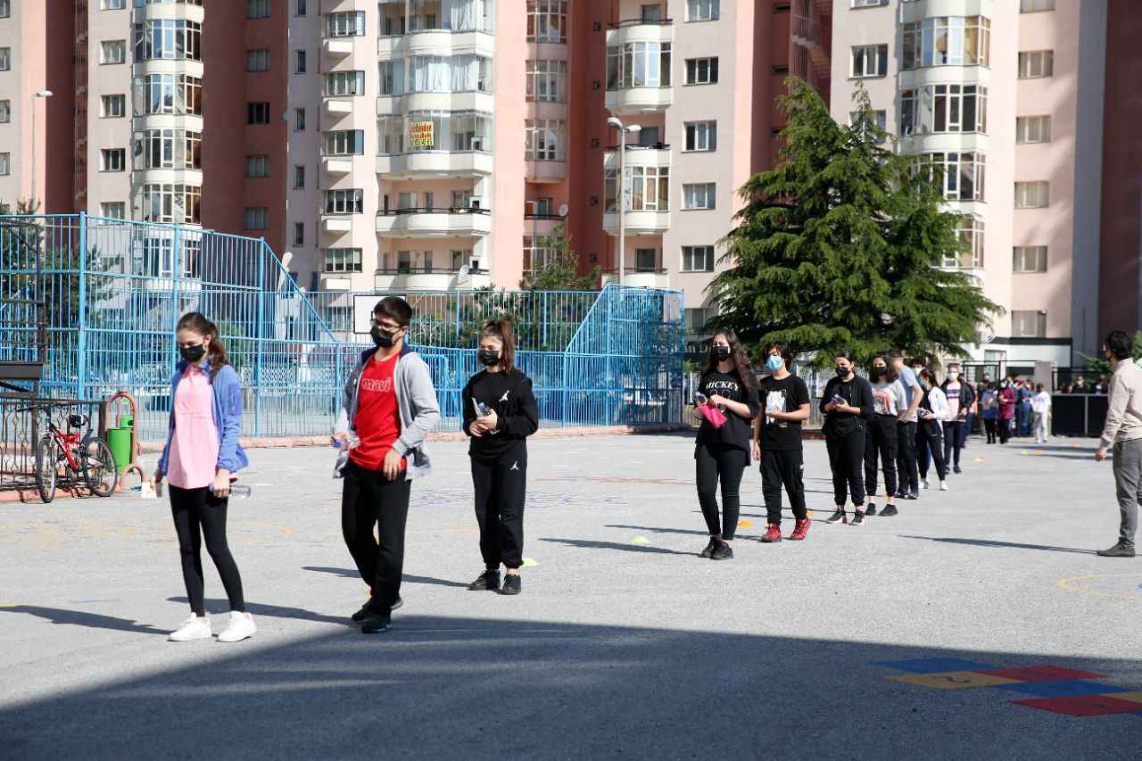 MEB, LGS kapsamında 8. sınıf öğrencilerinin katıldığı merkezi sınav 973 yurt içi ve 4 yurt dışı sınav merkezinde, 17 bin 793 okulda ve 82 bin 355 salonda gerçekleştirildi.